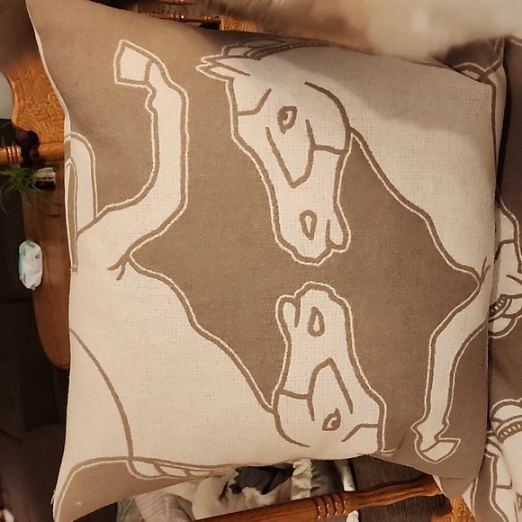 Willam Sonoma Home. New Forest Lambswool Throw and Matching Pillow. - Picture 3 of 12